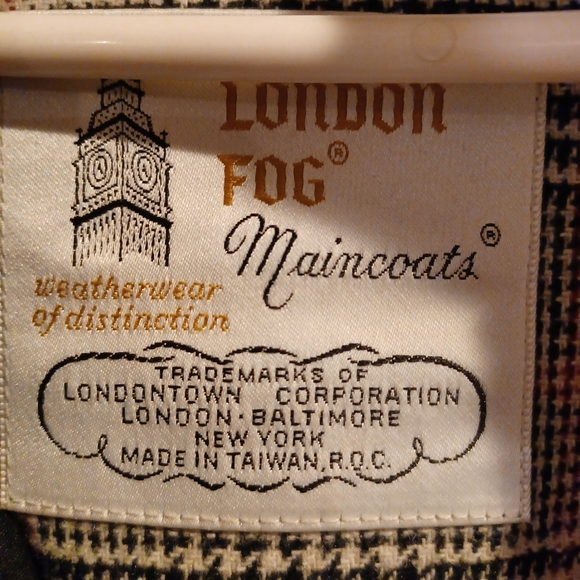 London Fog trench coat with belt and zip out lining black - Picture 2 of 9